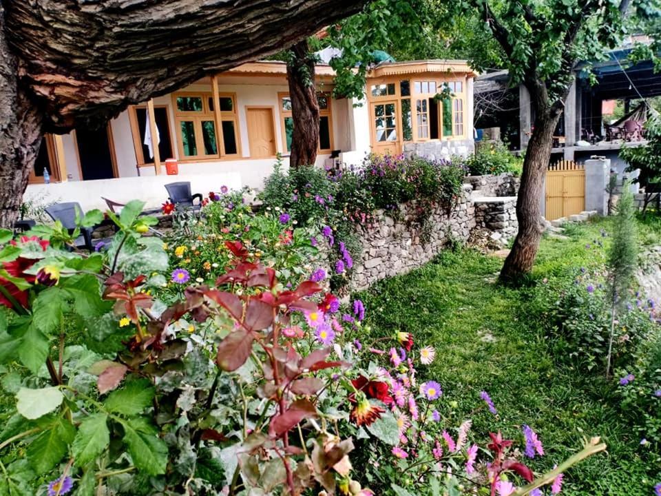 Mountain Refuge Guest House Karimabad  Экстерьер фото